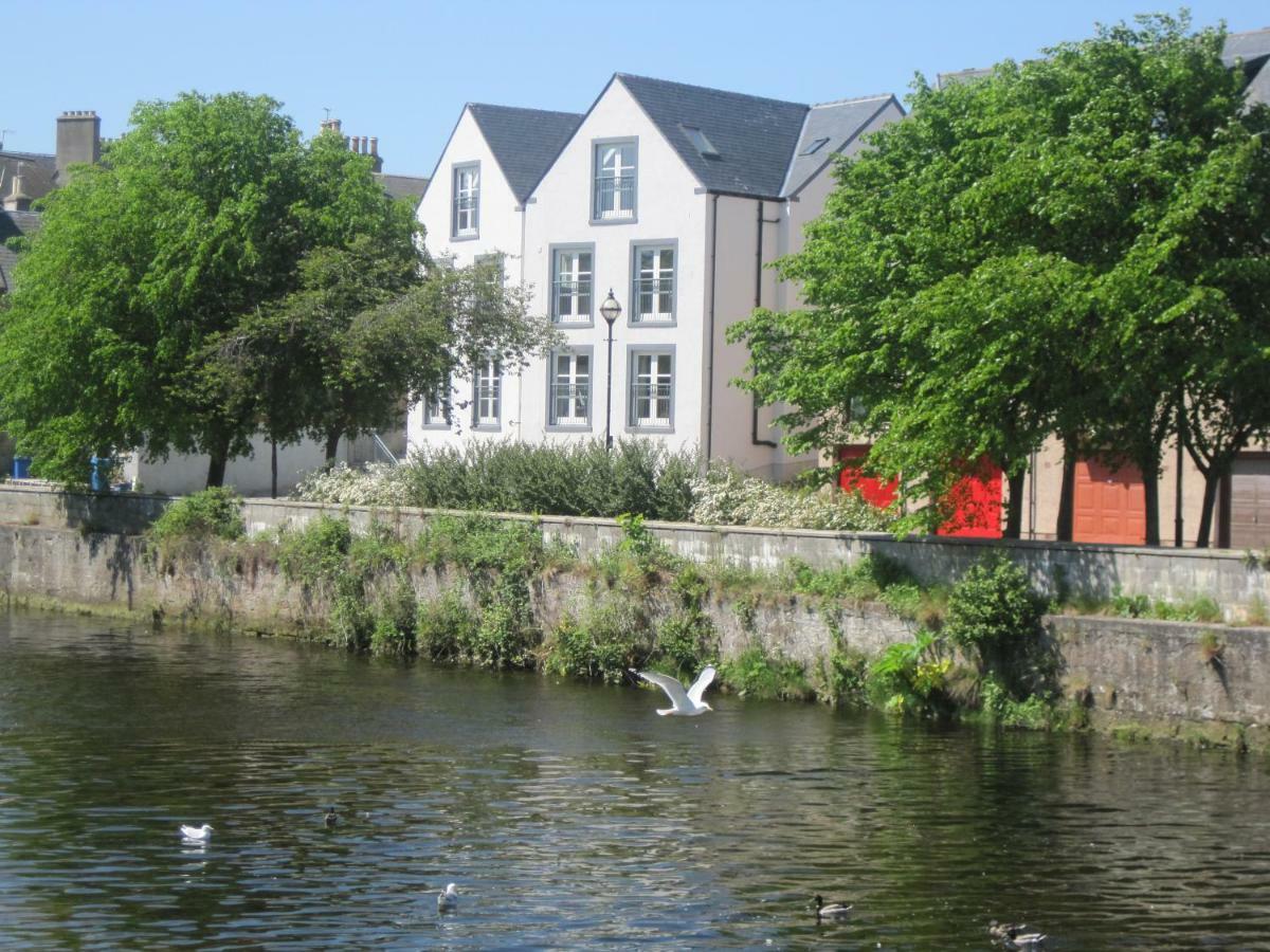 Riverbank Apartment *